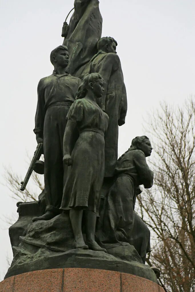 Памятник молодогвардейцам в спб. Молодая гвардия спб. Памятник молодогвардейцам в санкт-петербурге. Молодая гвардия ер логотип. Молодая гвардия.