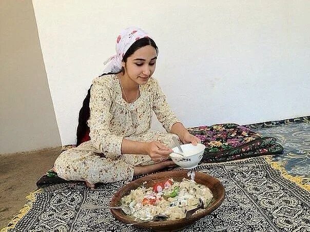 Утро на таджикском. Таджикские девушки. Таджички домашнее. Девушка узбечка с блюдом. Таджичка занимается.