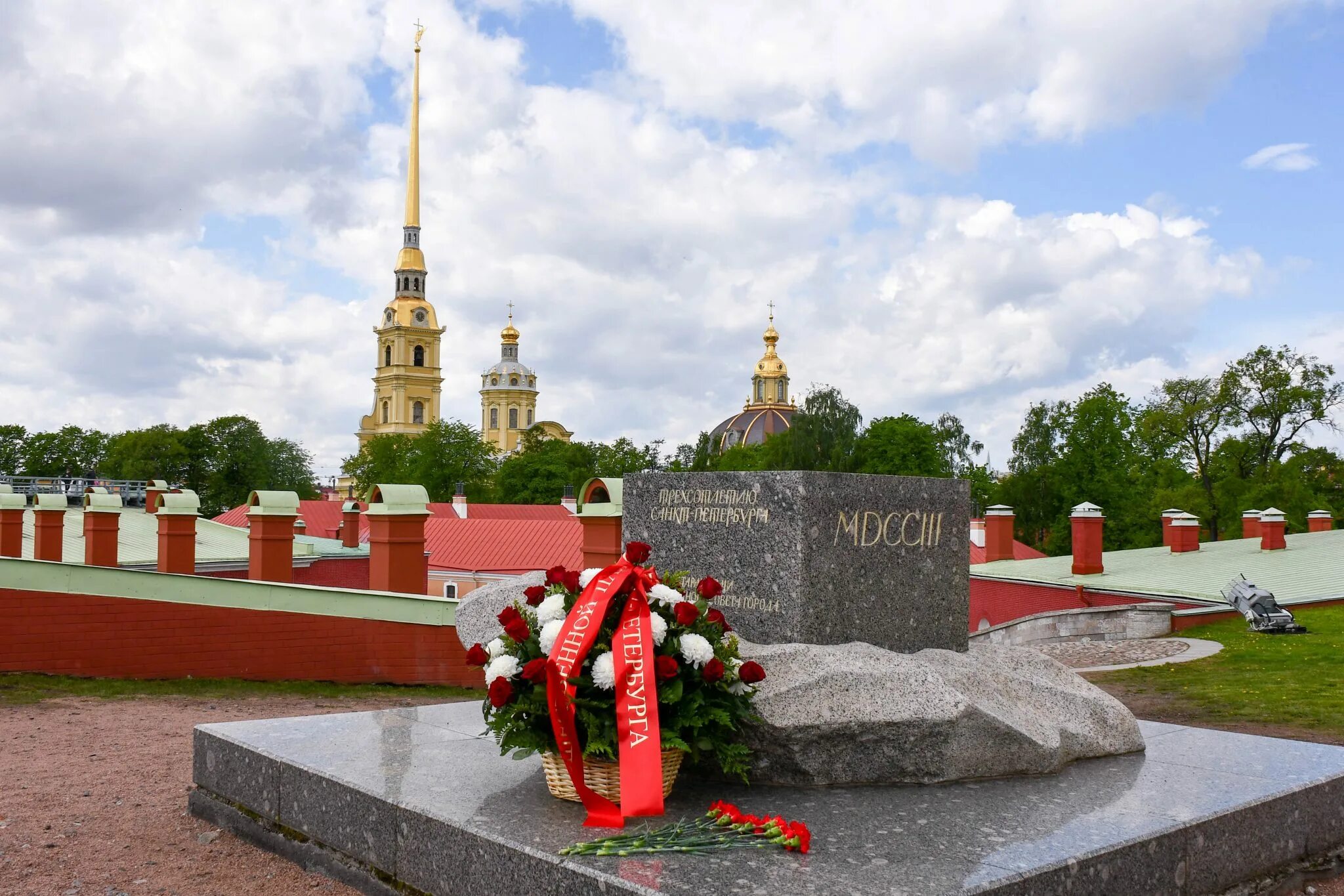 Петропавловская крепость похоронены. Могила Петра 1. Захоронение Петра 1 в Петропавловской крепости. Усыпальница Петра 1 в Петропавловской крепости. Могила Петра 1 в Петропавловской крепости фото.