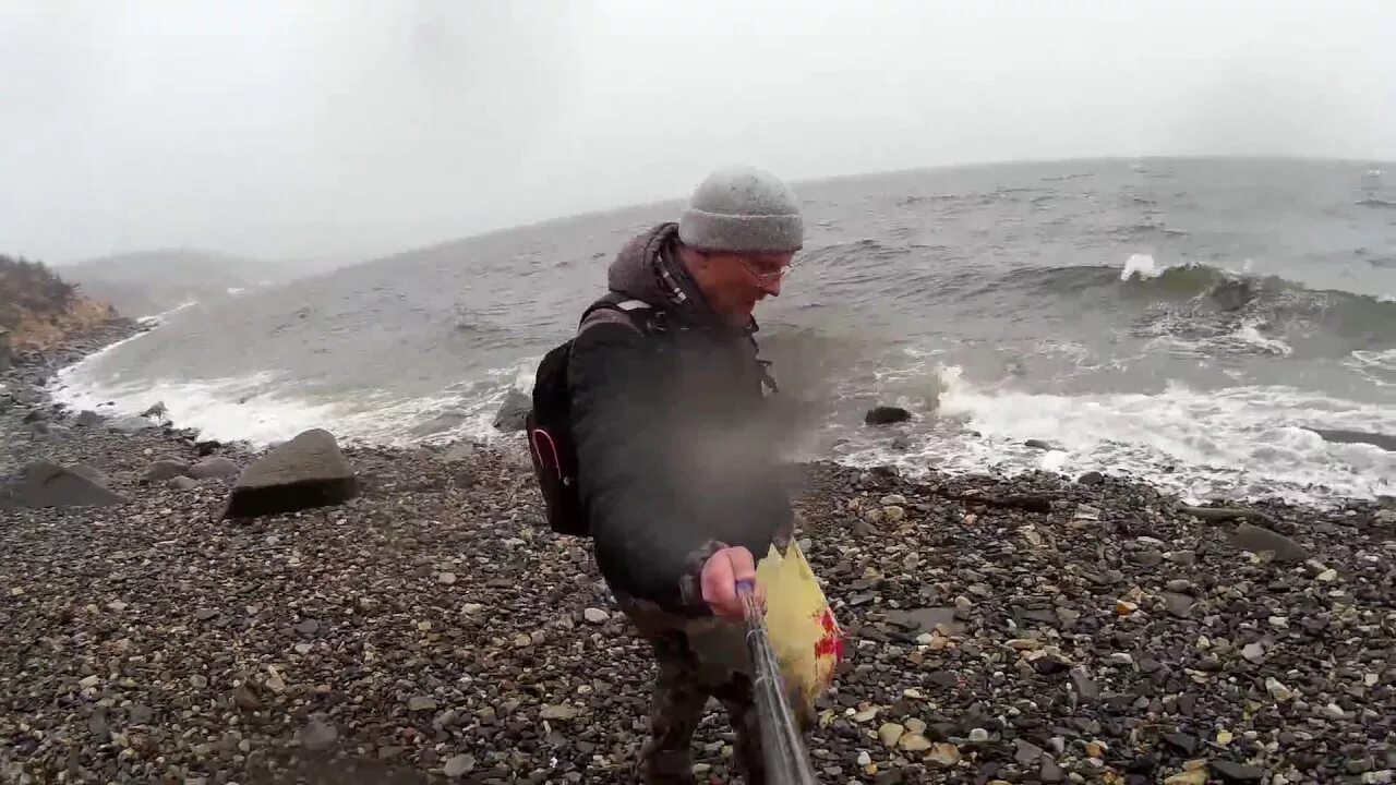 Мужик в охотском море. Рыбак с сетью фото. Поход по побережью охотского моря. Шторм в охотском море. Мужик в охотском море.