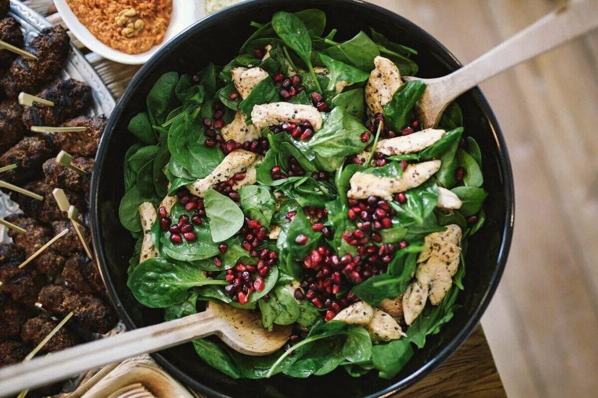 Шпинат вкусный. Шпинат. блюда со шпинатом. вегетарианские блюда. салат из шпината.
