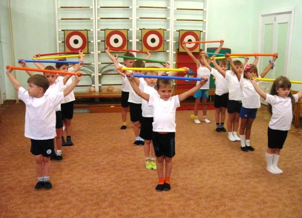 Гимнастика в детском саду. Занятия физкультурой в детском саду. Дети на физкультуре в детском саду. Физкультурные занятия дошкольников.