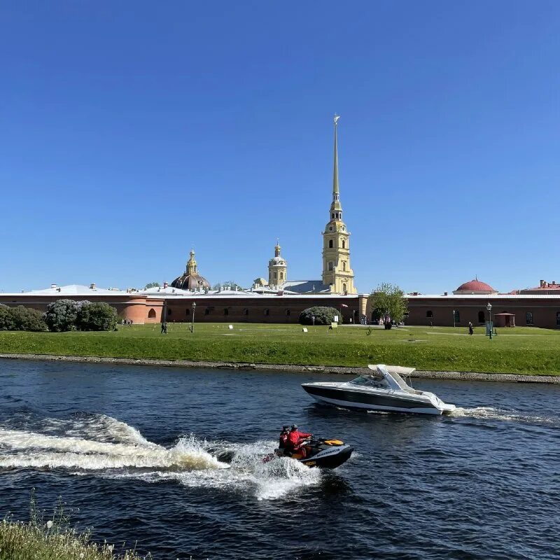 Фото женщин в питере. Петергофский дворец в санкт-петербурге. Питер ночной петергоф. Питер ночной петергоф. Куда сходить в санкт петербурге в субботу.