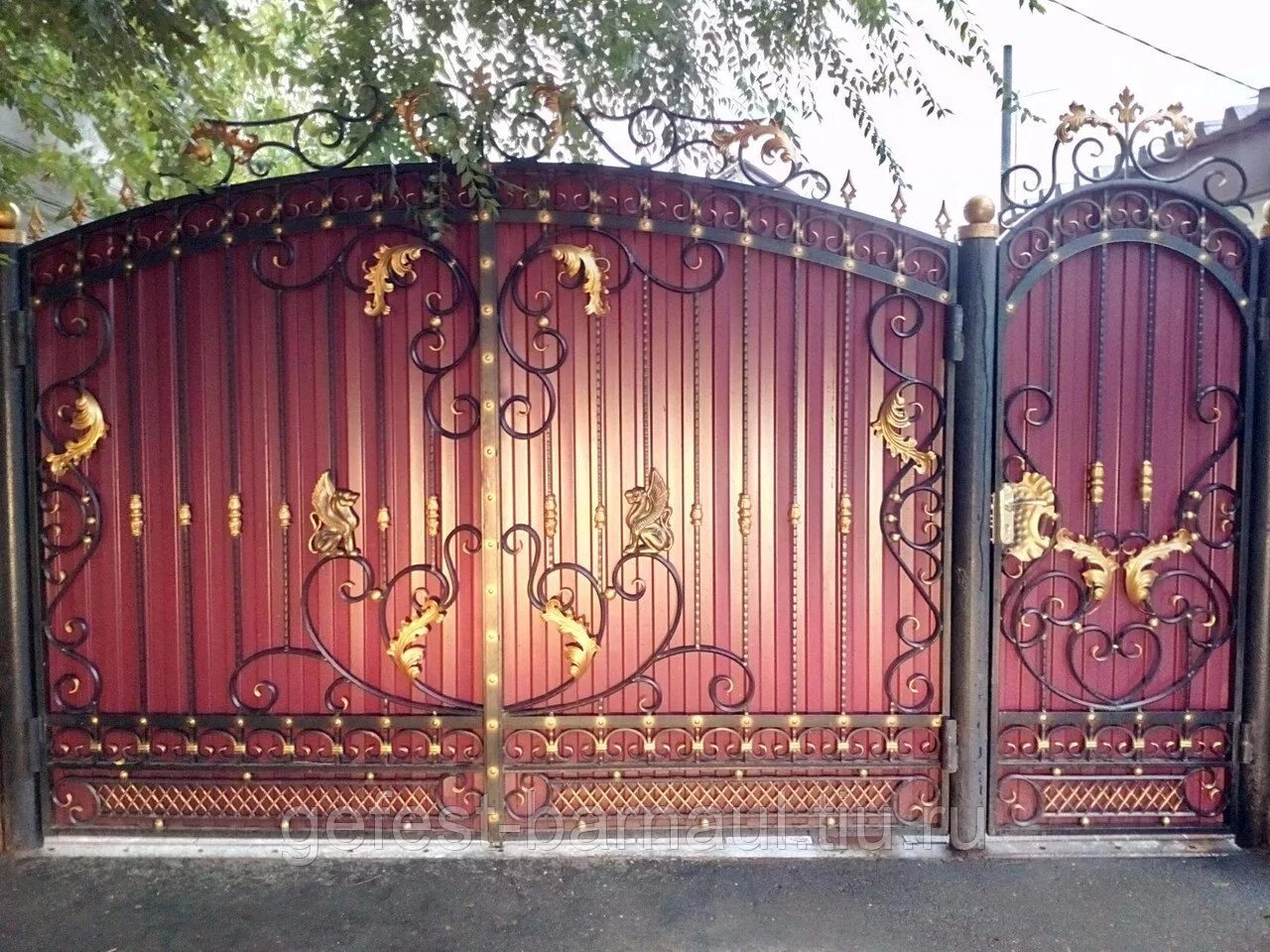 Ворота с калиткой с элементами ковки. Коварт кованые ворота. кованые ворота ковторг. кованые ворота ишеева. ковторг ворота и калитка.