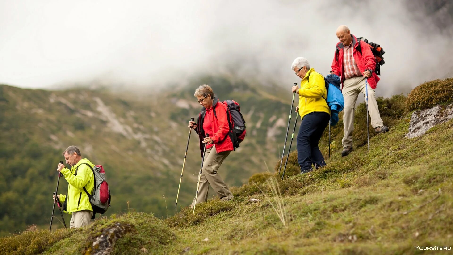 Туризм для пожилых людей. Пожилые туристы. Социальный туризм. Ходьба в гору.