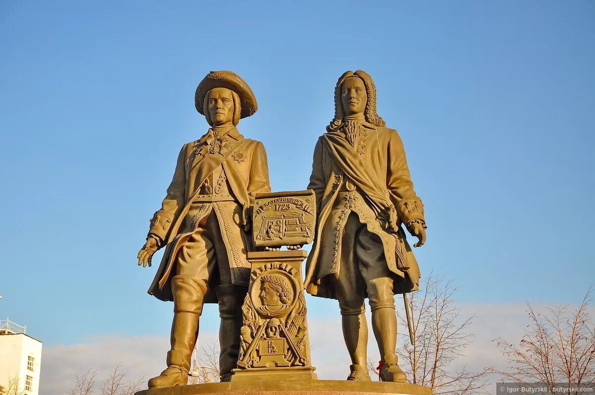 Памятник Татищеву и де Геннину. Памятник основателям Екатеринбурга Татищеву и де Геннину. Татищев и де Генин памятник. Екатеринбург памятник де Генину. Де генин ввел слово информация