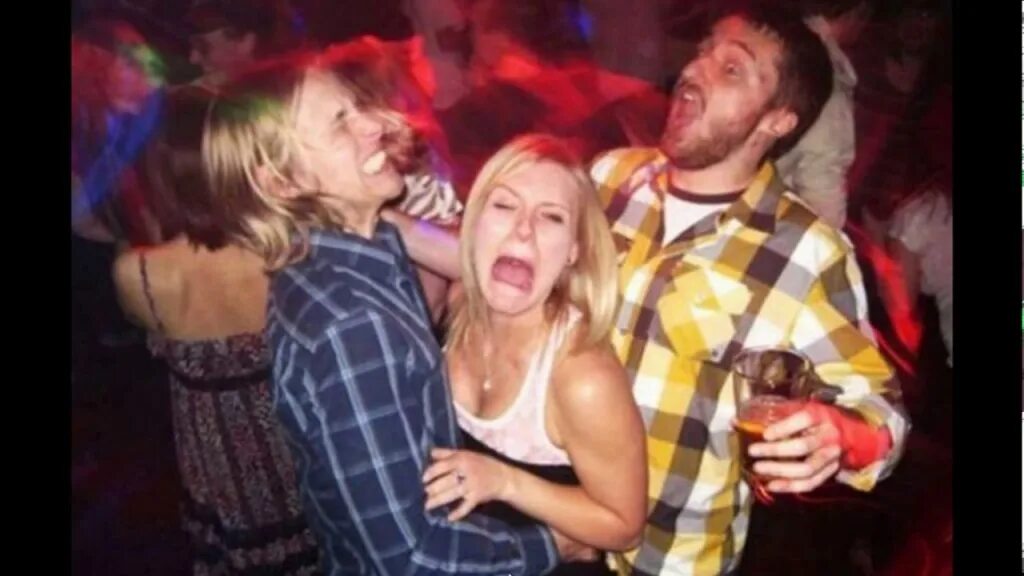 Пьяные девушки на дискотеке. Пьяную после ночного клуба. Странная вечеринка. Девушка на вечеринке. Пьяную после ночного клуба.