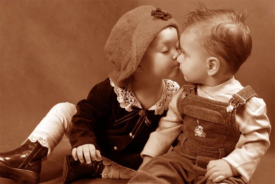 Детский поцелуй. Мальчик целует девочку. Любовь к ребенку. Девочка целует мальчика в щечку. Большая девочка большой мальчик целуется
