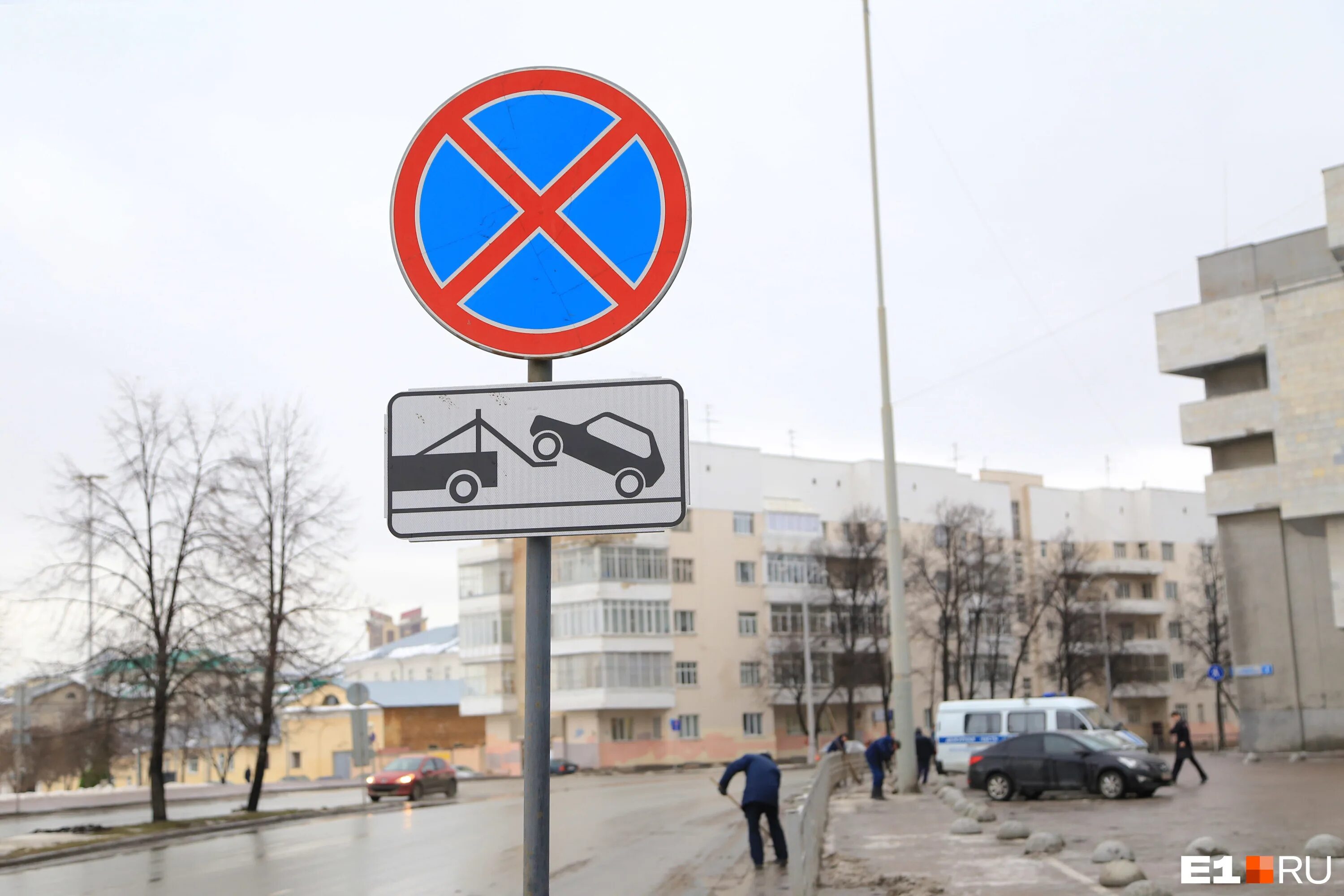 В москве остановка запрещена. Остановка запрещена. Остановка и стоянка запрещена. Знак остановка запрещена. Знаки остановка и стоянка.