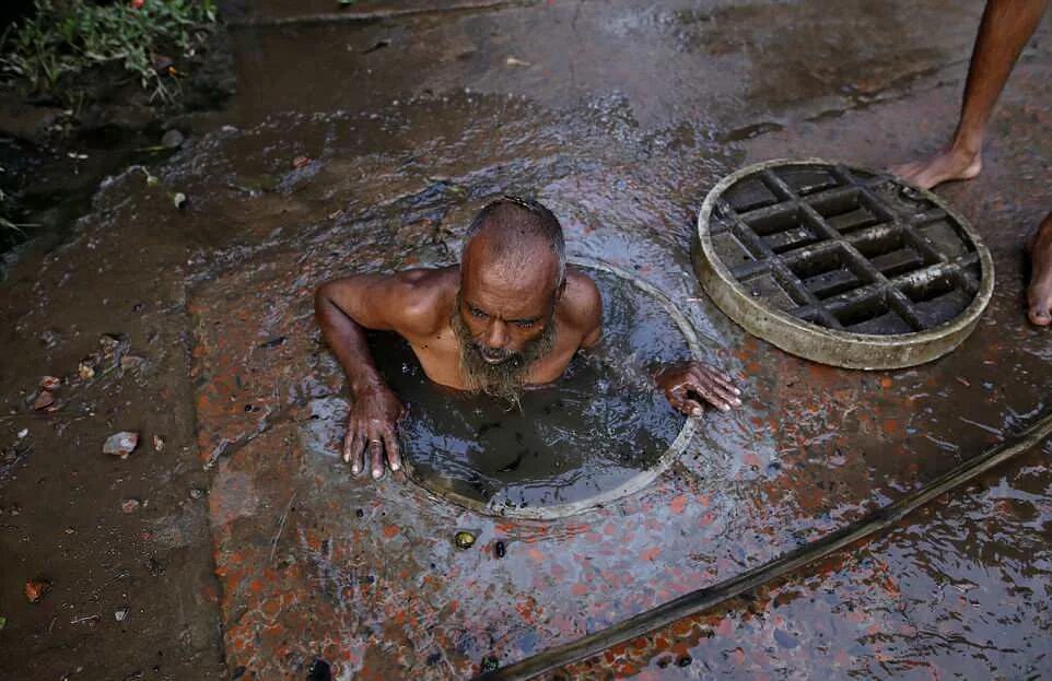 Грязная работа. Чистильщик канализации в Бангладеш. Чистильщик канализации в Индии. Нечистоты в канализации.