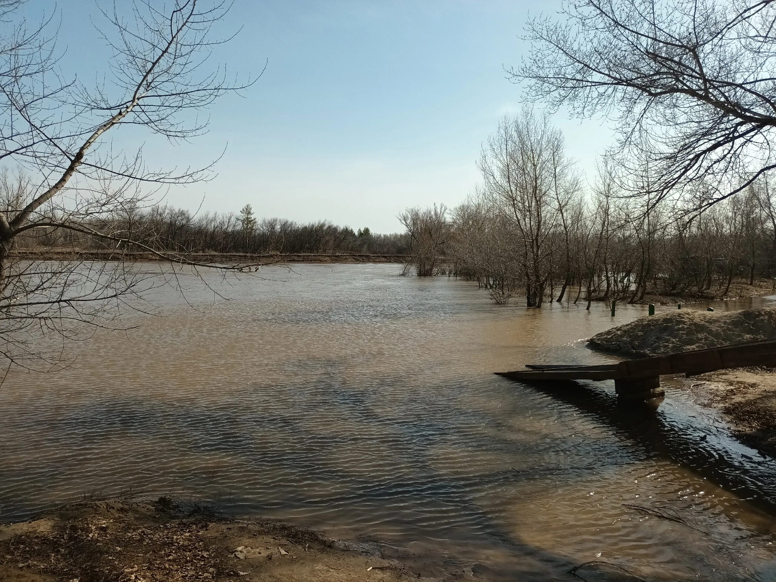 Река урал в оренбурге уровень воды сегодня. Река Урал Оренбург. Река Урал Орск. Оренбург в апреле. Река Юшатырь Оренбургская область.