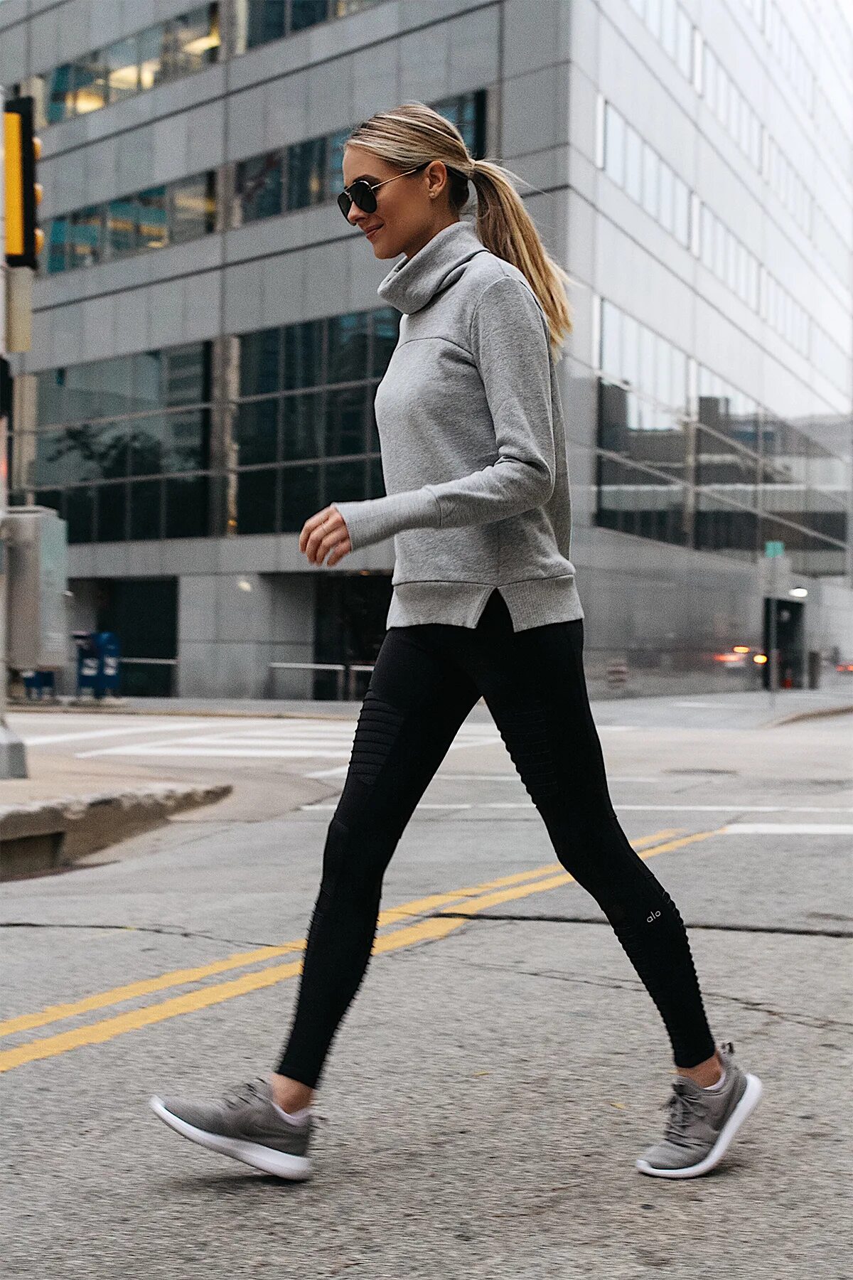 Кроссовки и легинсы. Кроссовки и легинсы. Reebok classic legacy аутфит. Кроссовки с лосинами. Легинсы под кроссовки.