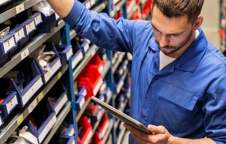 Продавец собирает заказы. Х5 дигитал сборщик заказов. Бракованный товар склад. Продавец собирает заказы. Кладовщик.