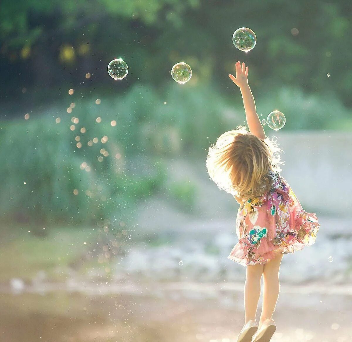Картинки новый день новые радости. Девушка с мыльными пузырями. Мелкие радости жизни. Прекрасные мгновения жизни. Дети радость жизни.