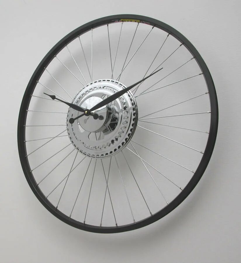 Часовые колеса. Велосипедное колесо искусство. Часы колесо. Велосипед колесо черный. Чёрное велосипедное колесо.