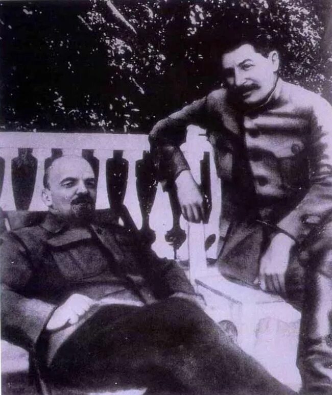 Портрет ленина и сталина. Почему сталин убрал ленина. Ленин и сталин фото. Ленин сталин плита с мавзолея. Почему сталин убрал ленина.