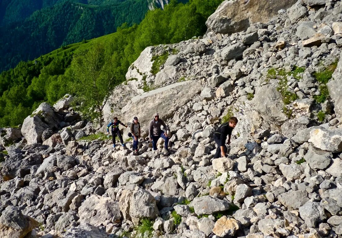 Каменные осыпи горный Алтай. Тропа к горе Тхач. Каменная осыпь. Осыпь в горах.