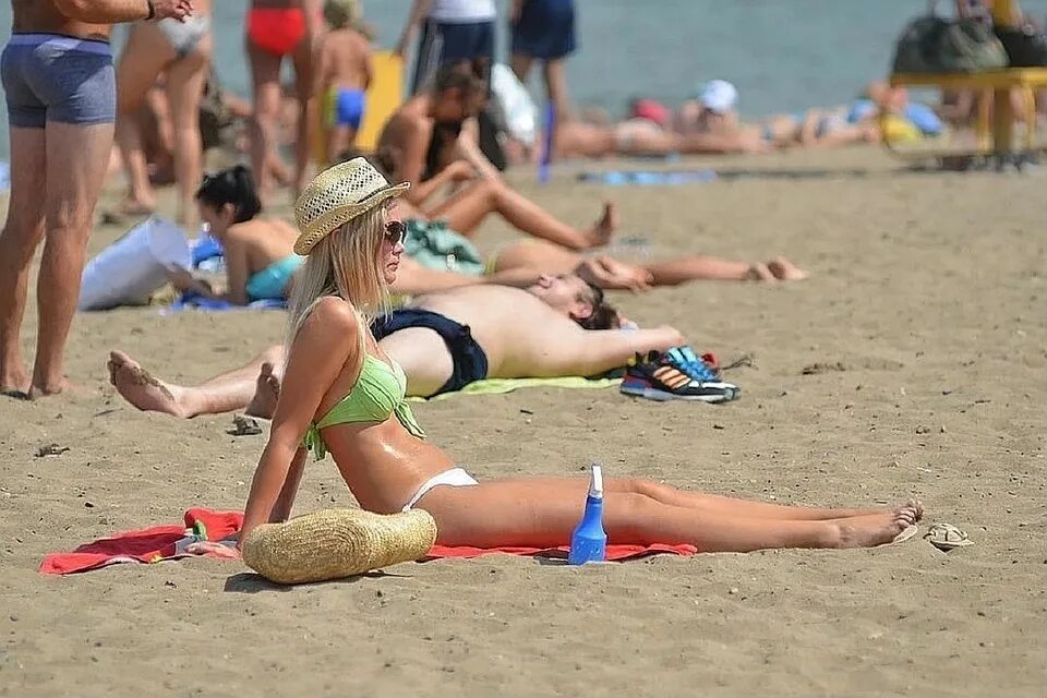 девушки на городском пляже. девчонки на общественном пляже. девушки на городском пляже. красивые пляжные девушки. девушка загорает в турции.