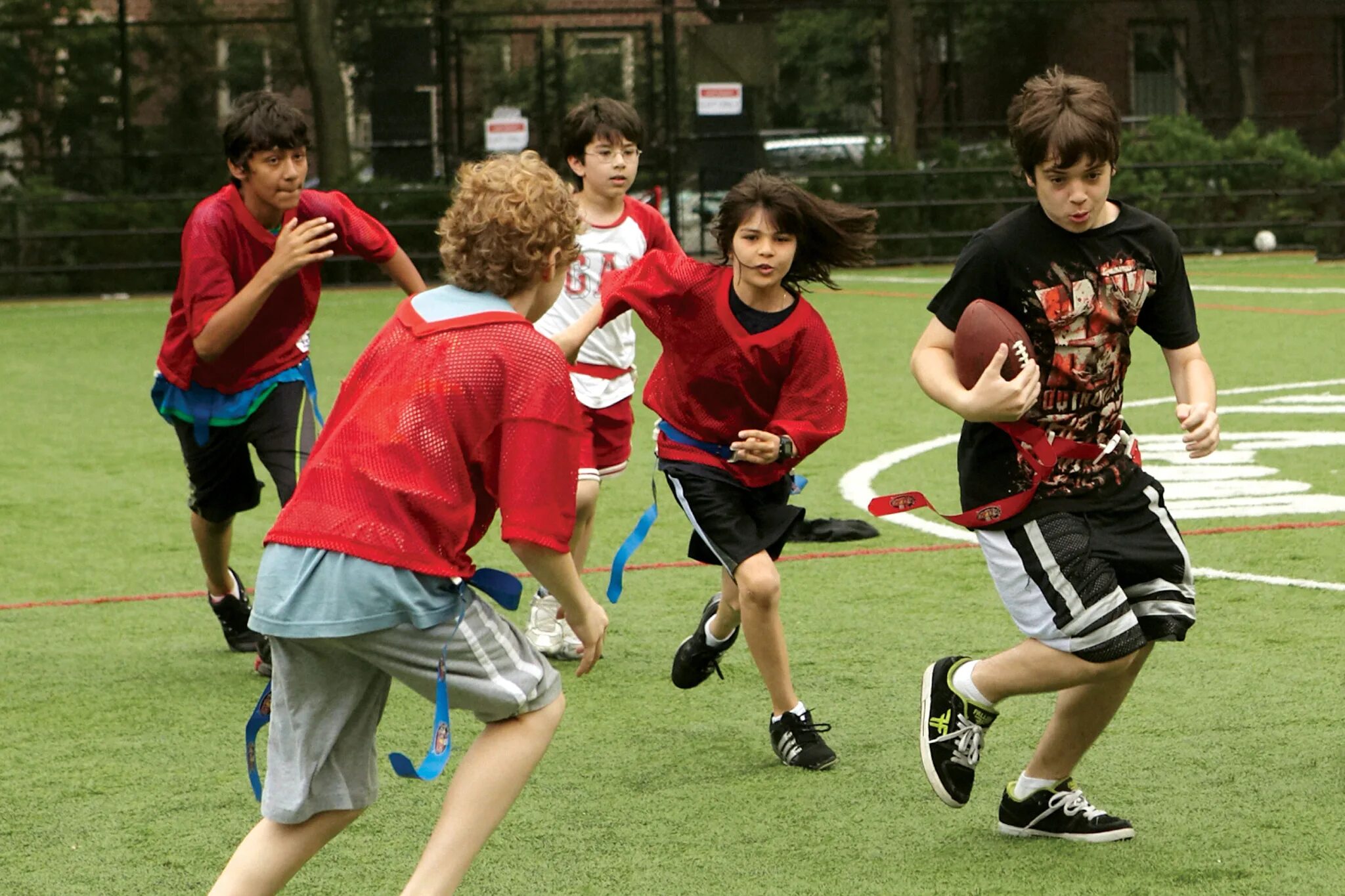 Фотосессия в стиле старшая школа спорт. Футбол после школы. Играть в футбол после школы. Роке спорт.