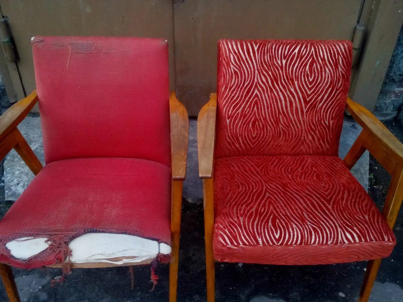 Реставрация сиденья стула. Обивка старого кресла. Перетянут старое ь кресло. Реставрированные советские кресла. Обтянуть старое кресло.