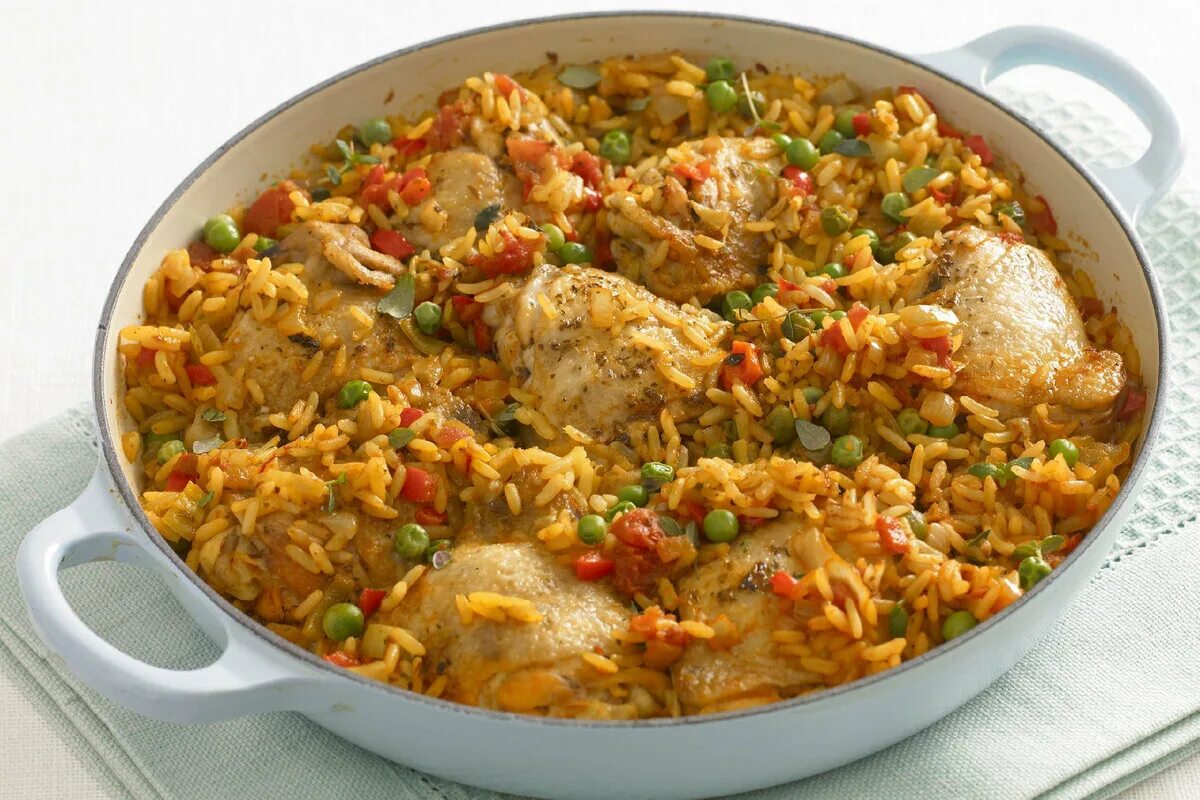 Курица с рисом и овощами в рукаве. Рис с курицей - arroz con pollo. Аррос. Аррос кон Пойо. Цыпленок с рисом и овощами.