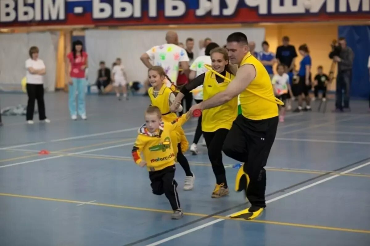 Спортивные семейные соревнования. Спортивная семья. Мама папа я спортивная семья. Семейный спортивный праздник.