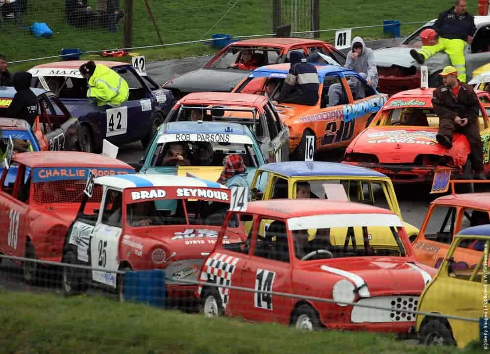 Racing uk. Гонки на старых автомобилях. Banger Racing машины. Гонки в Швеции на старых машиных. Гонки от старых машин к современным.