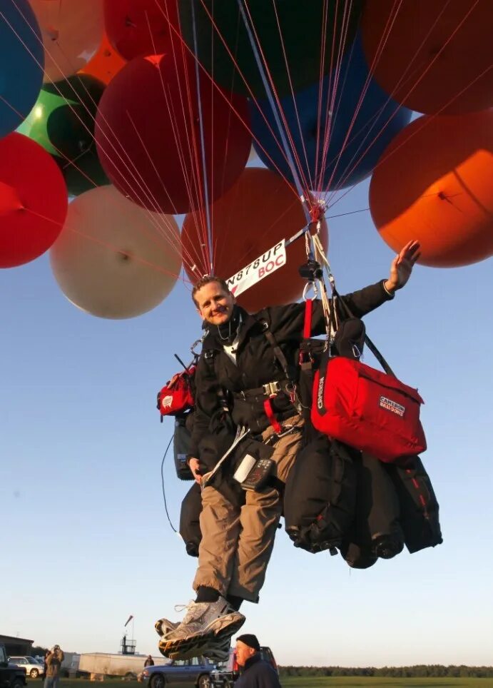 На работу на воздушном шаре. Джонатан Трапп шарах на воздушных. Через Атлантику на воздушных шарах - необыкновенный Джонатан Трапп. Полет на воздушных шариках. Человек на воздушном шаре.