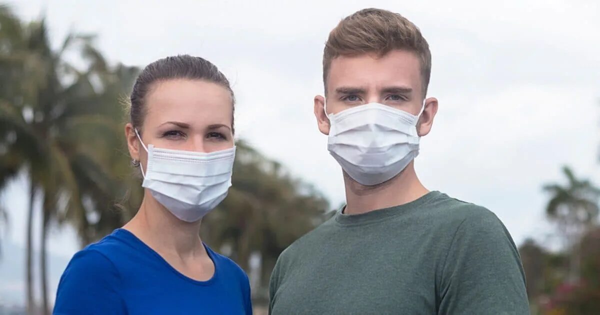 Два парня в масках. Мужчина в маске медицинской. Парень в мед маске. Пара в медицинских масках. Мужчина и женщина в масках.