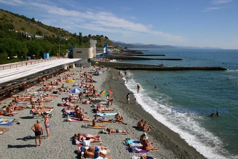 Алушта пляж санатория алушта. Пляжи алушты 2022. Алушта пляж в июле. Пляж пансионата море алушта. Алушта крым.