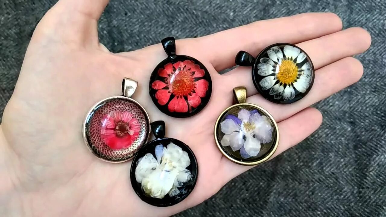 Поделки из эпоксидной смолы. Стол с эпоксидной смолой. Эпоксидная смола как сделать видео. Украшения из смолы. Украшения из эпоксидной смолы.