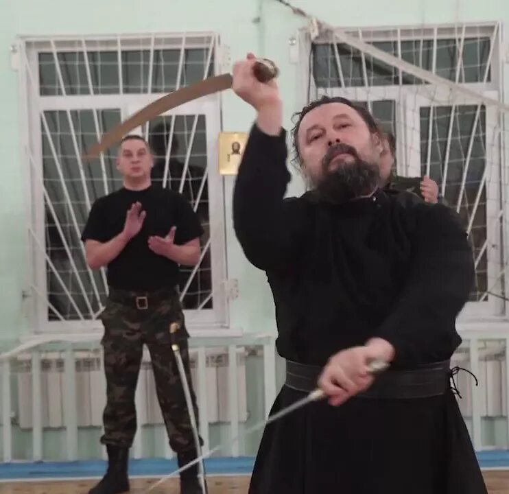 Священник бандит. Священники бьют. Священники бьют. Батюшка верхом на человеке. Священники бьют.