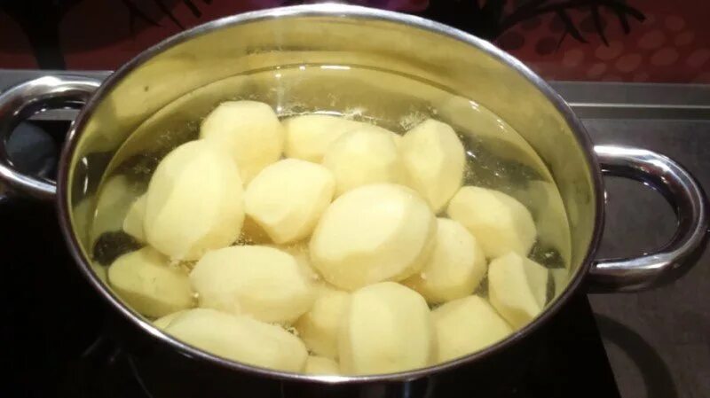 Картофель очищенный. Картошка в кастрюле. Вареная картошка в кастрюле. Картошка в кастрюле с водой. Картошкой воду сливают