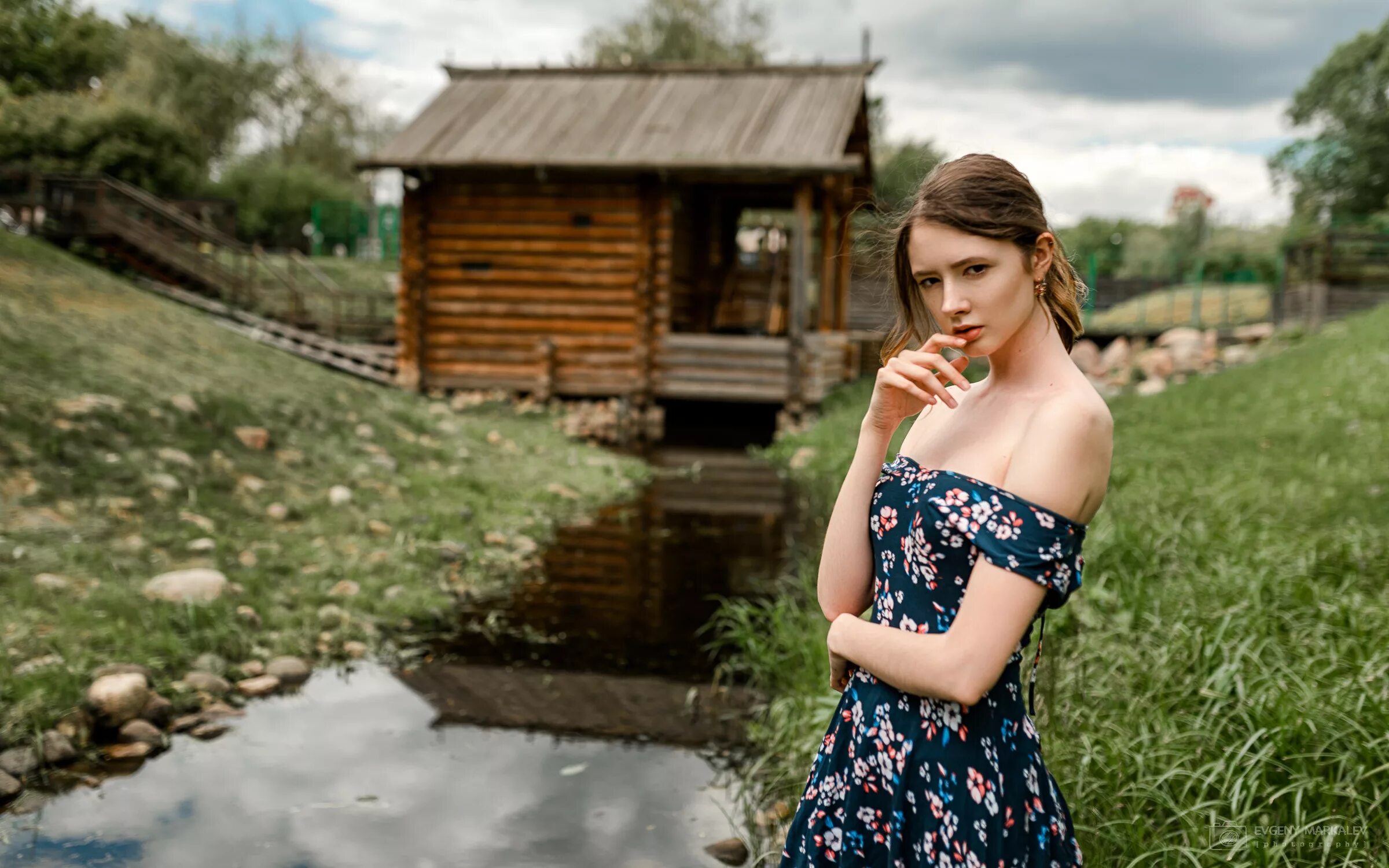 В деревне 18. Disha Shemetova модель. Диша Шеметова в деревне. Евгений маркалев фотограф. Деревенские женщины.