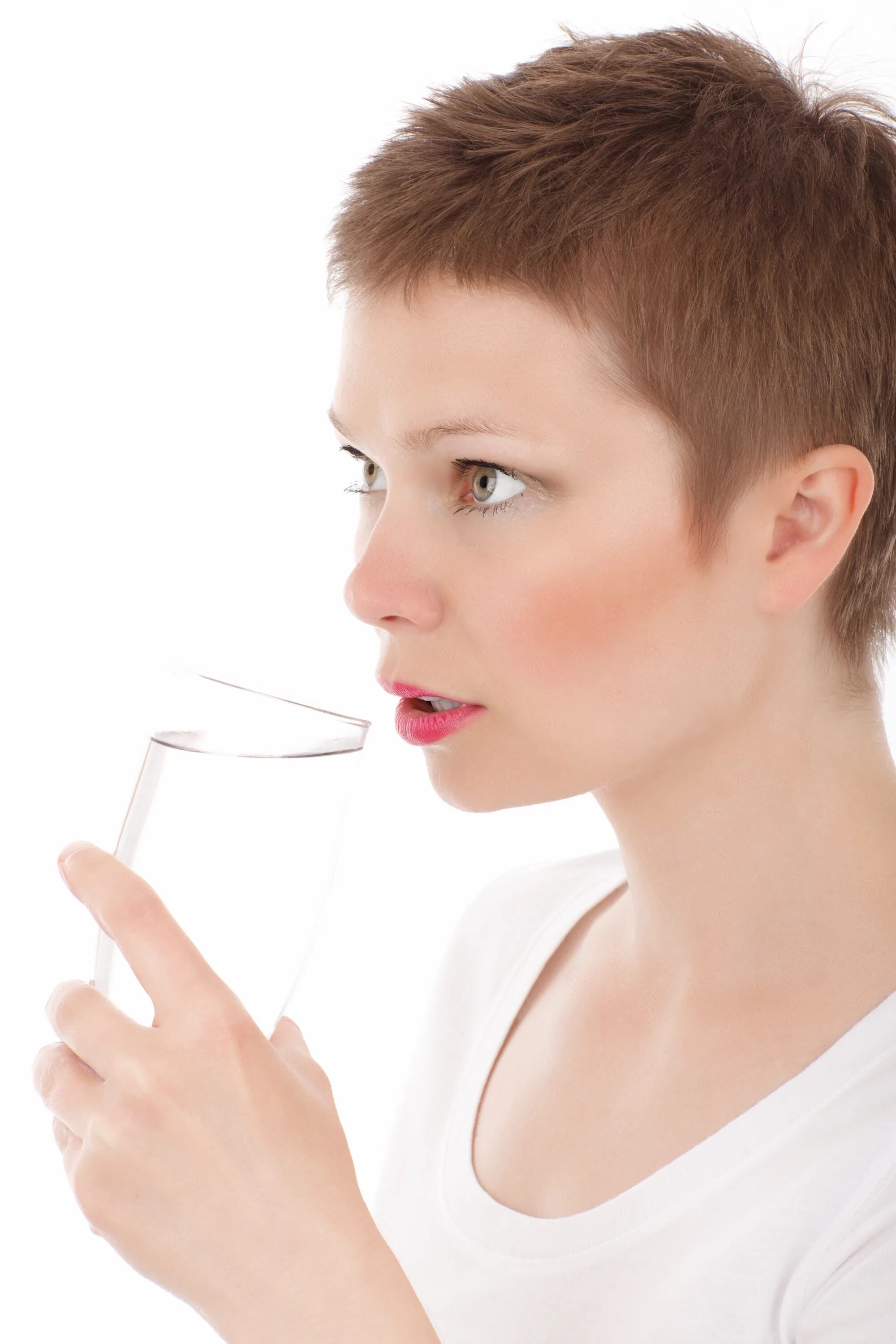 Женщина со стаканом воды. Девушки и стакан. Пить воду. Женщина пьет воду.