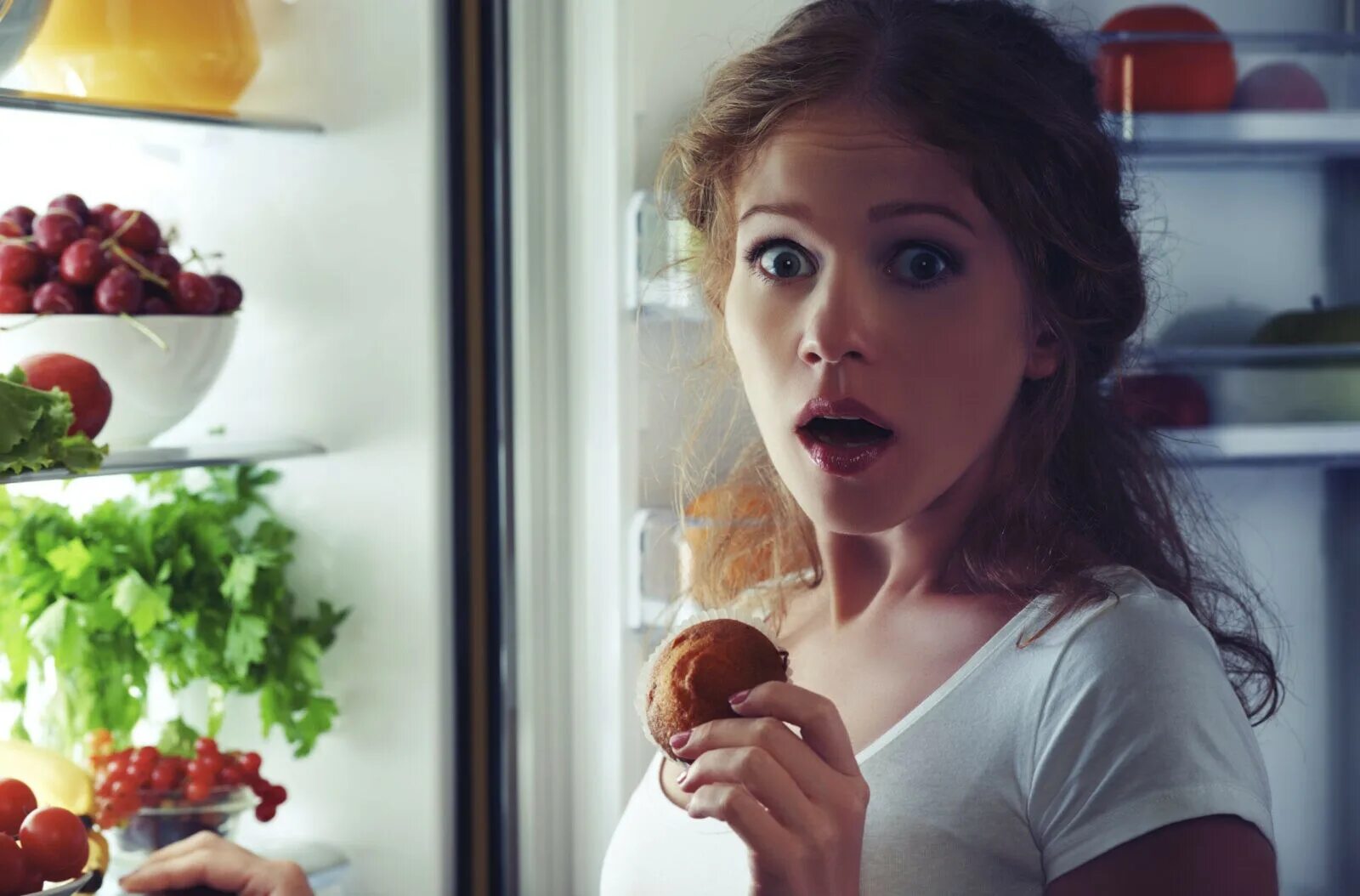 правильное питание перед сном. что можно съесть перед сном. что нельзя кушать на ночь. вредные продукты для фигуры. можно ли есть сладкое на ночь.