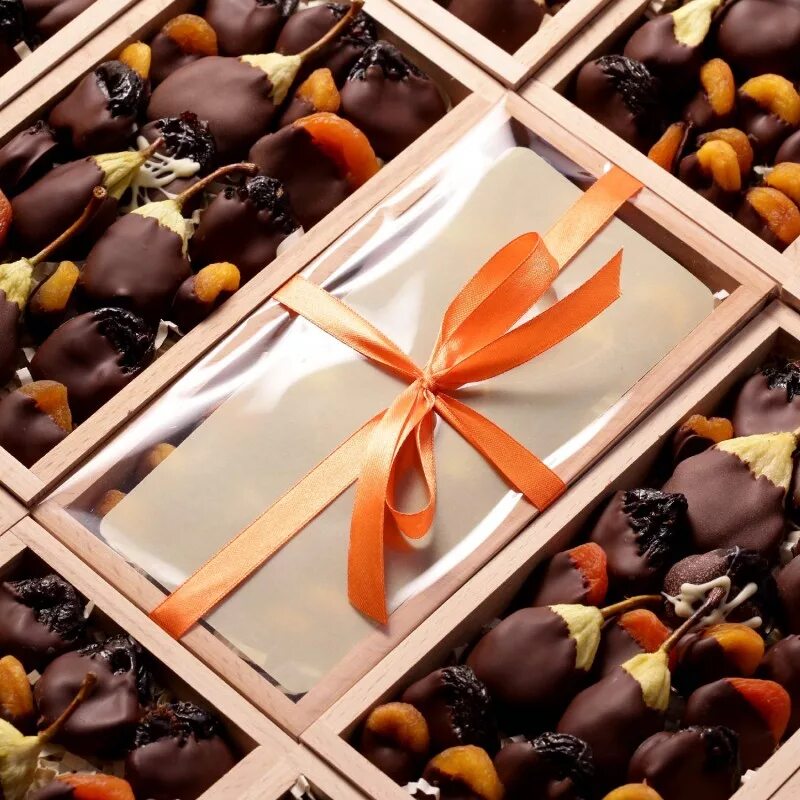 Подарочный шоколад плитка. Подарочная коробка конфет. Конфеты шоколадные в коробке. Шоколадные конфеты подарочные. Сухофрукты в шоколаде.