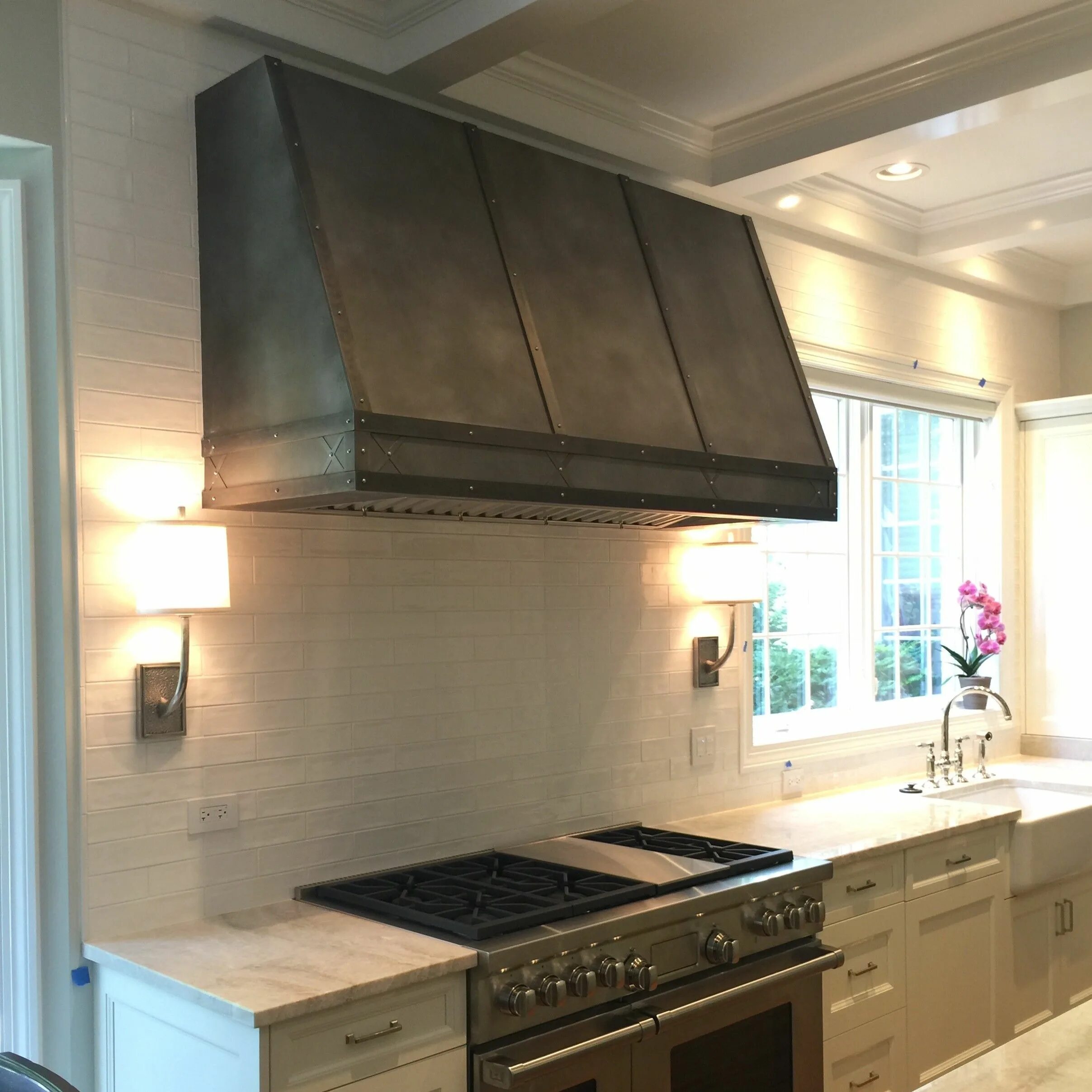 Вытяжка над кухонной плитой. Кухонная вытяжка Kitchen Hood. Купольная вытяжка в интерьере. Вытяжка в интерьере кухни. Купольная вытяжка для кухни.