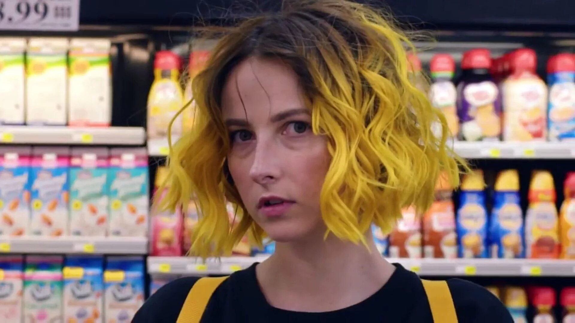 Клип девушка в желтом. Билли айлиш в желтом. Billie eilish yellow. Билли айлиш бэд гай. Блондинка в желтом свитере.