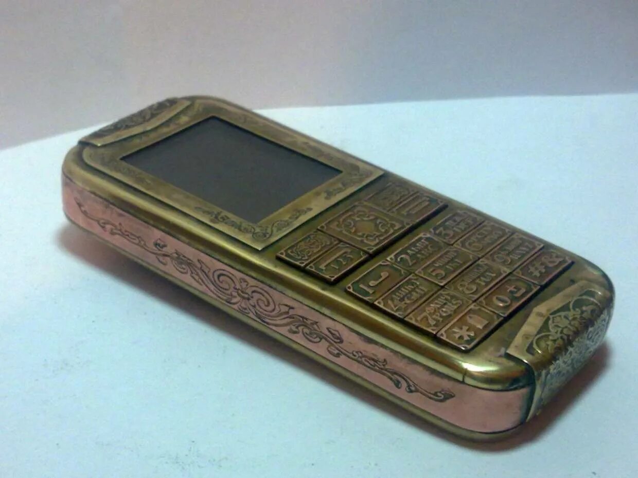 Нестандартные телефоны. Корпуса для старых мобильных телефонов. Старые смартфоны. Старые мобильные телефоны. Самый древний мобильник.