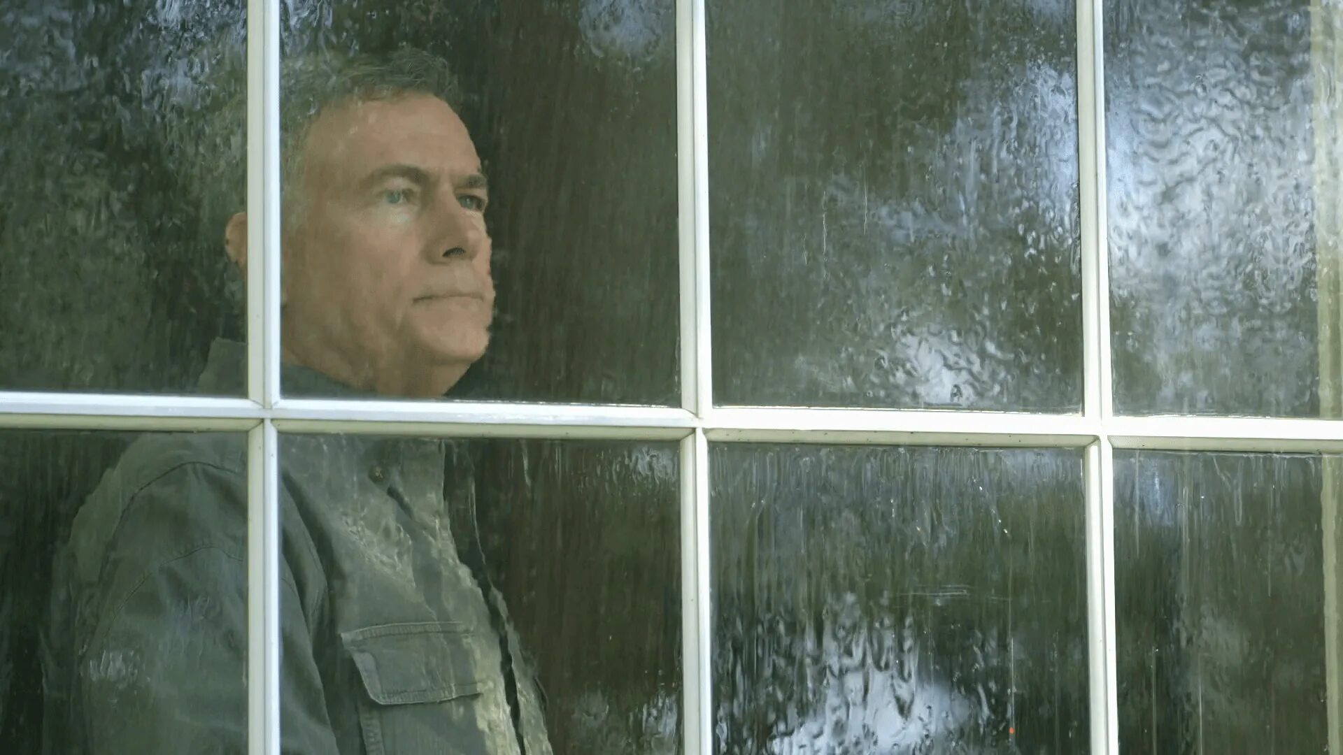 Мужчина у окна. Человек за окном. Мужчина у окна дождь. Человек у окна.