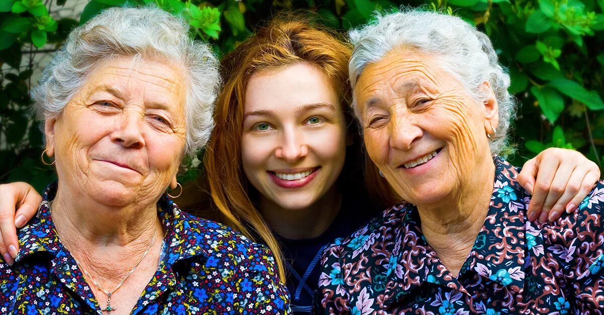 Две бабушки и внучка. Две бабки. Бабушки несколько. Девочки бабушки двое.