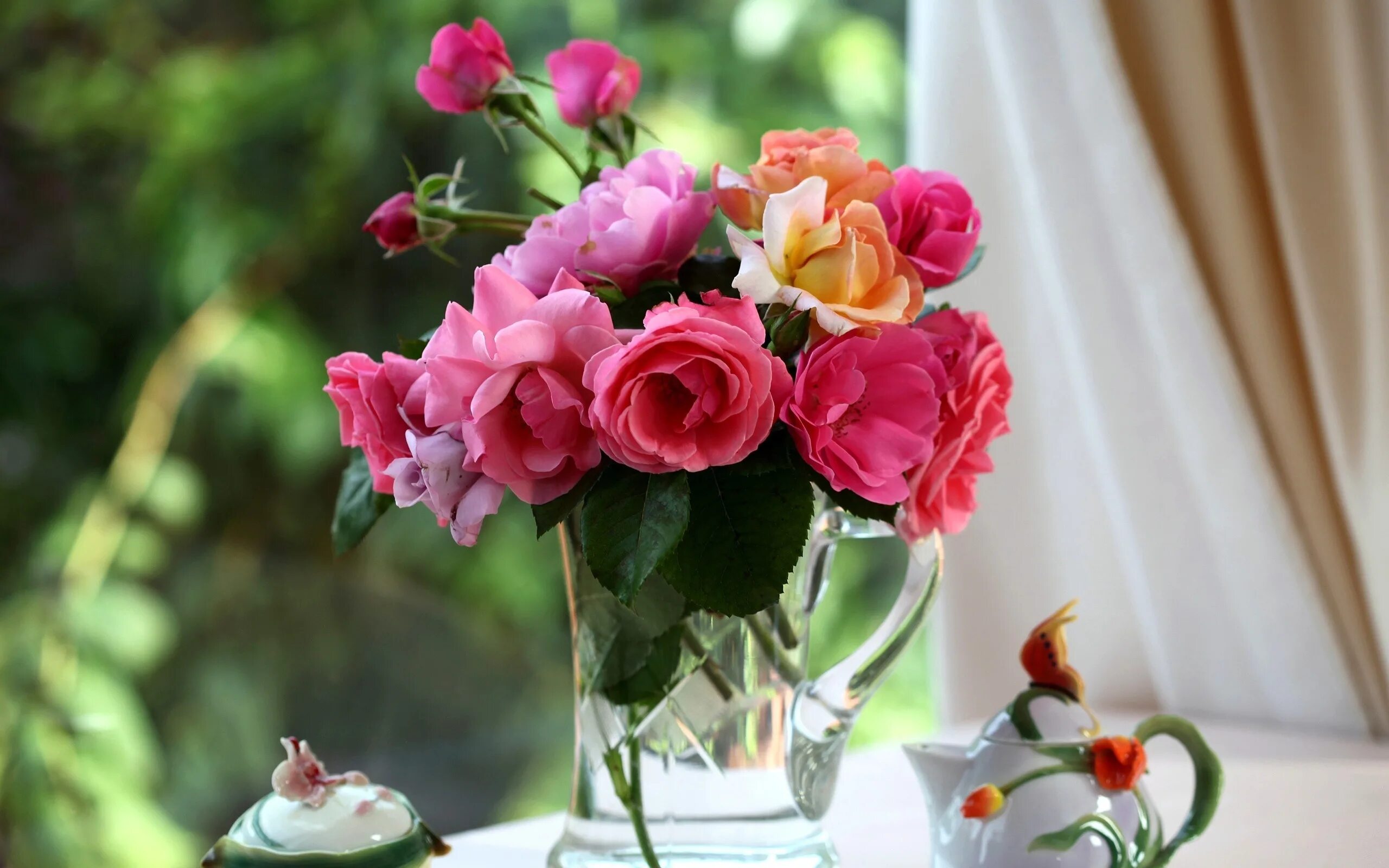 Красивые букеты добрый день. Красивые цветы в вазе. Красивый букет цветов в вазе. Шикарные цветы. Цветы в вазе на столе.