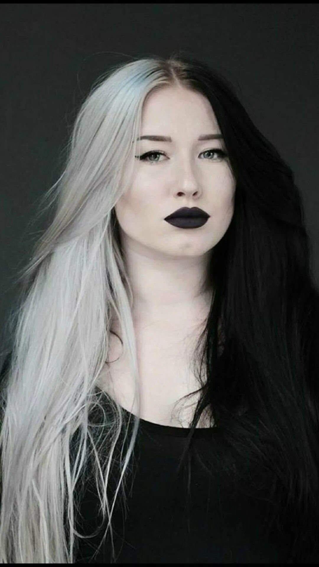 Темная дорога. Фотографии наполовину серое. Половина фото серая. Серая природа. Meow sophie.