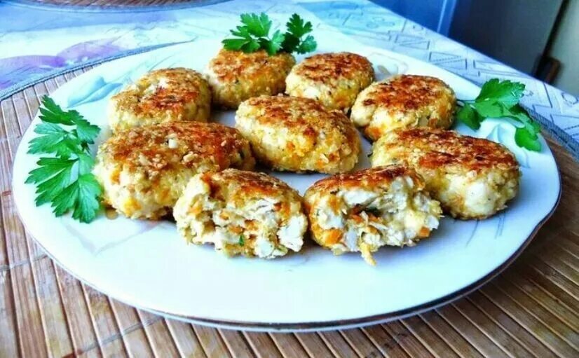 Какой сыр добавить в котлеты. Куриные котлеты. куриные котлетки с морковью. куриные котлеты с морковкой. куриные котлеты с сыром.