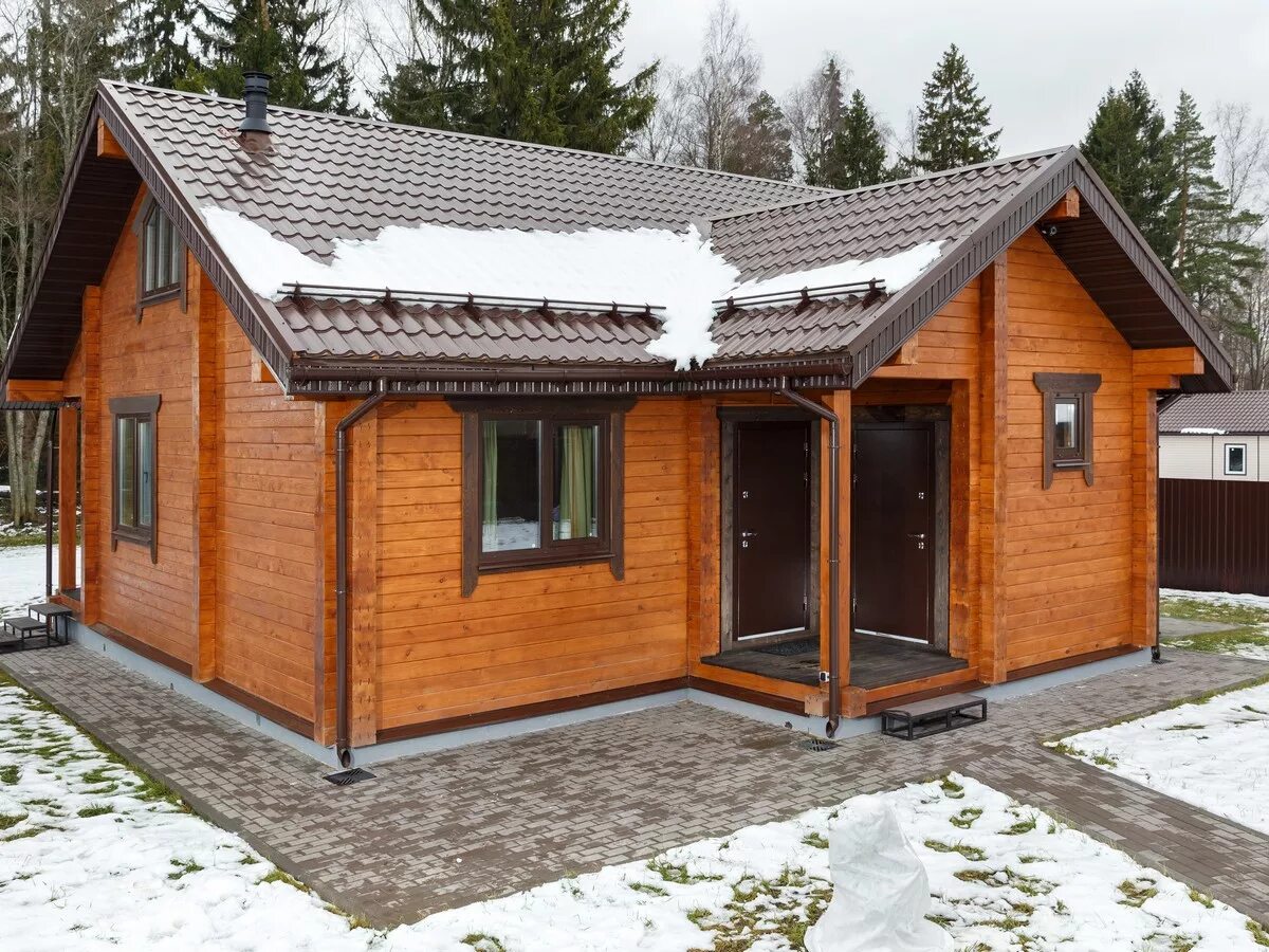 Каркасный дом зимой. Домики для проживания зимние. Каркасный тини хаус. Построить зимнюю дачу. Зимний каркасный дом.