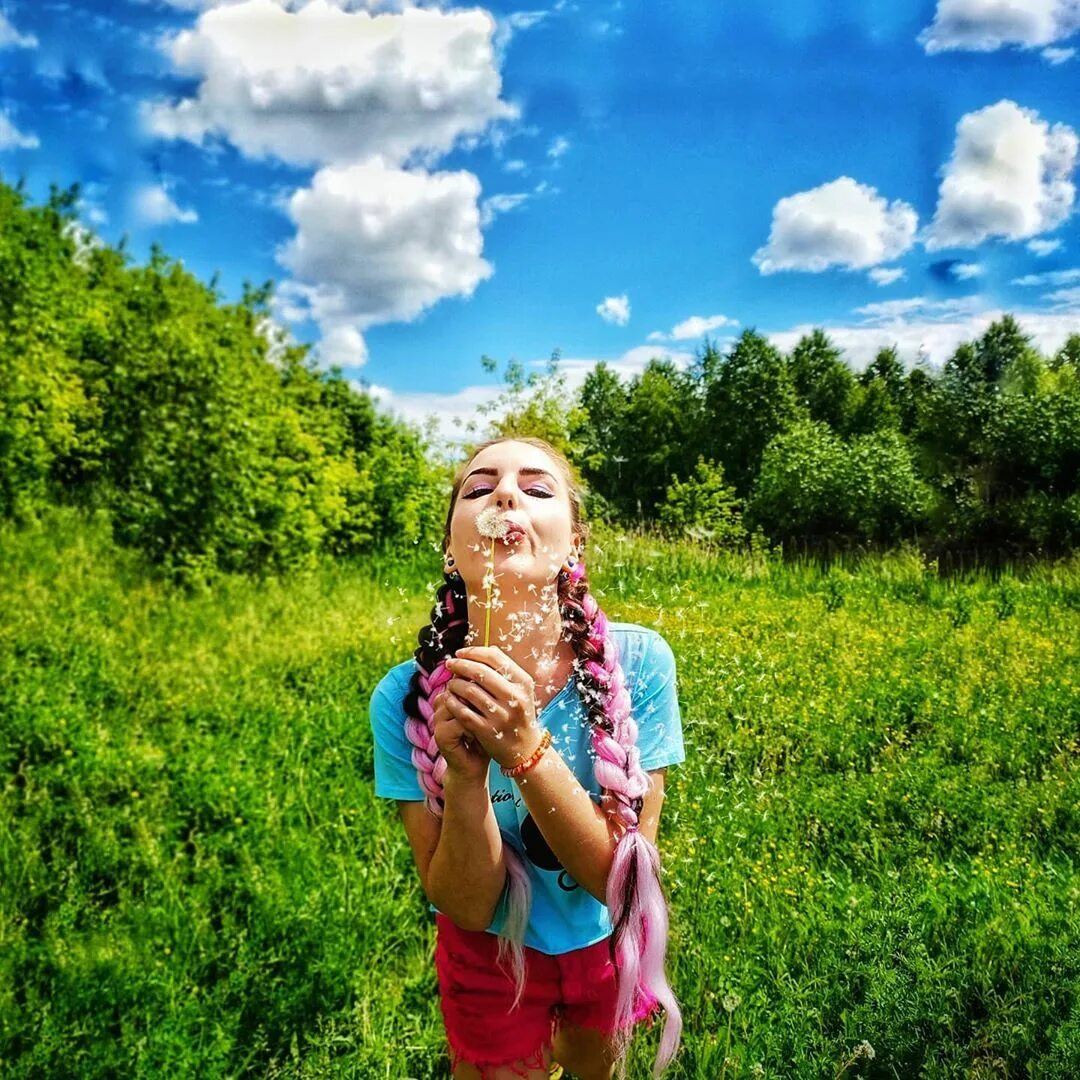 женщина мотиватор. природа. дети на природе летом. лето время возможностей. лето радость.