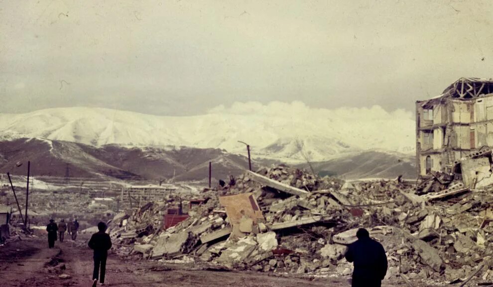 Спитак землетрясение 1988. Землетрясение в Спитаке в Армении 1988. Землетрясение в Армении в 1988 город Ленинакан.