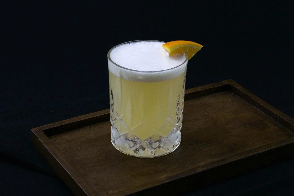 Коктейль пенициллин. Morning glory fizz коктейль. пенициллин коктейль. пенициллин коктейль украшение. креативная подача пенициллина коктейль.