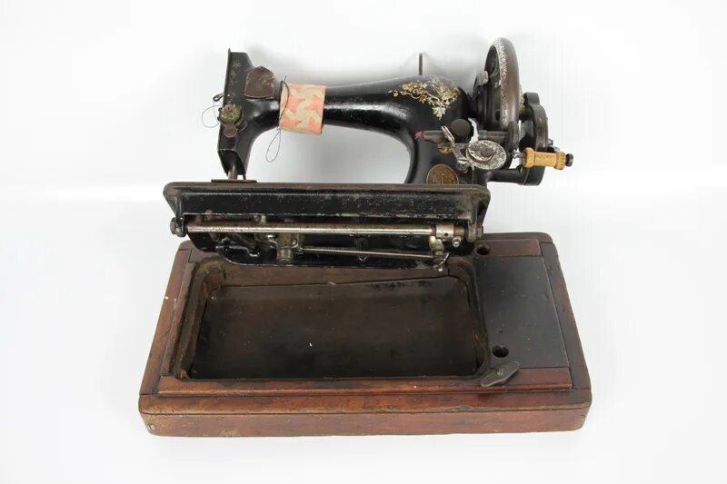 Швейная машинка с ручным приводом. Singer швейная машинка 1897. Швейная машинка Зингер 964. Швейная машинка Зингер 6038с.